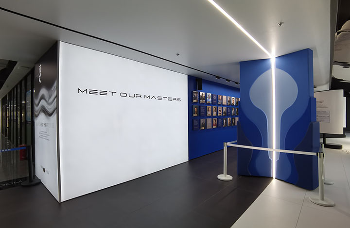EXHIBITIONHALL720470